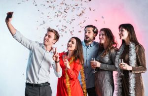 44. Assister à une fête ou un événement social